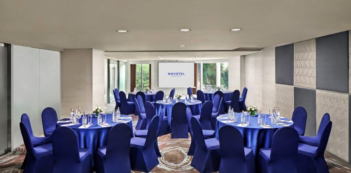 Meeting-Burgundy-1-min.jpg